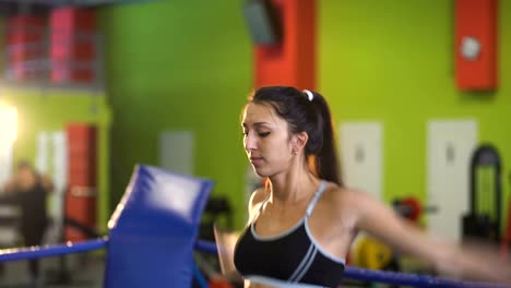 Junge-Frau-trainiert-Pre-Match-Aufwärmen-im-Boxring