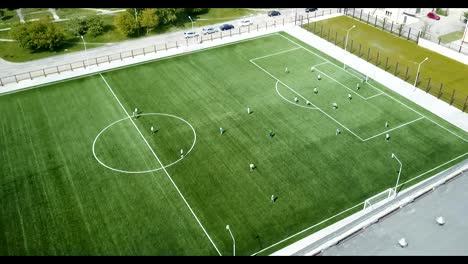 Rodaje-aéreo-de-juego-de-fútbol-de-los-hombres-jóvenes