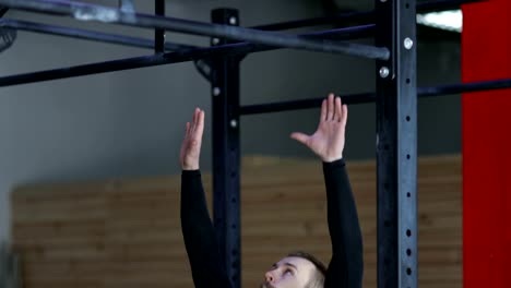 Hombre-asiendo-Bar,-chico-haciendo-tirando-hacia-arriba-de-ejercicio-durante-el-entrenamiento-de-ejercicio-en-el-gimnasio