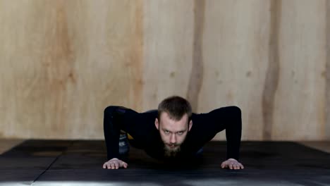 Junger-Mann-Push-Ups-Übung-beim-Workout-Training-im-Fitnessstudio