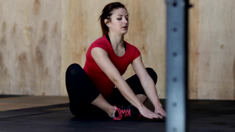 Mujer-joven-haciendo-ejercicio-Abs-ejercicio-de-Ups-se-sienta-durante-el-entrenamiento-de-ejercicio-en-el-gimnasio