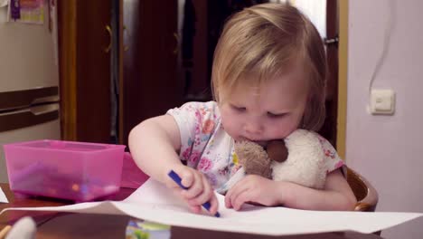 Niña-bebé-en-una-mesa-de-dibujo