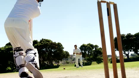 Batsman-juega-un-golpe-defensivo-durante-el-partido-de-cricket