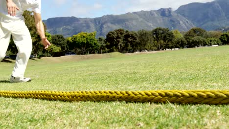 Fielder-speichern-eine-Grenze-bei-Cricket-match