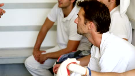 Trainer,-die-Interaktion-mit-Cricket-Spieler