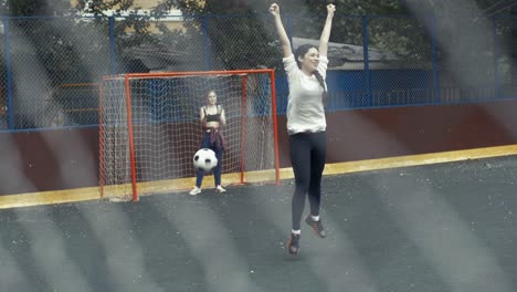 Equipo-de-fútbol-femenino-en-el-entrenamiento.-Futbol-objetivo-lenta.-Balompié-de-la-mujer