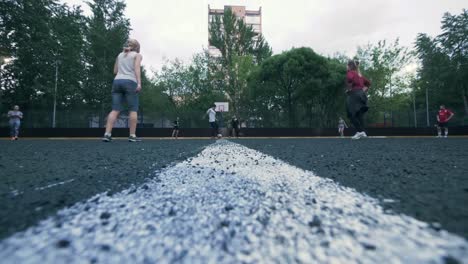 Fußball-Spieler-trainieren-im-Freien.-Frauen-spielen-Fußball-Slow-Motion.-Frau-Fußball