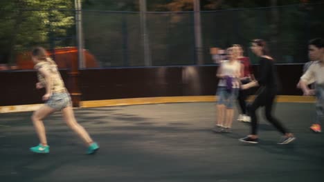 Equipo-de-mujer-divirtiéndose-y-jugando-al-fútbol.-Mujer-futbolista