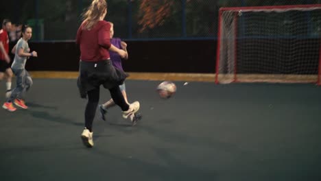 Las-mujeres-juegan-fútbol.-Equipo-de-fútbol-femenino-en-el-entrenamiento.