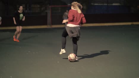 Frau-Fußball-spielen.-Frau-Fußballmannschaft-spielen-im-freien