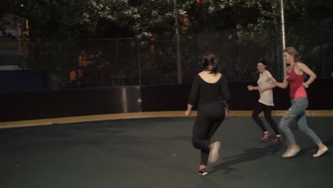 Equipo-del-balompié-de-la-mujer.-Mujeres-jugando-fútbol-al-aire-libre