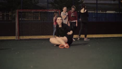 Equipo-de-fútbol-femenino-jugando-en-campo.-Jugadores-de-fútbol-de-las-mujeres.-Equipo-de-futbol-de-mujer.-la-chica-está-cayendo