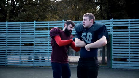 Man-hilft-seinem-Kumpel-Fußballtrikot-anziehen