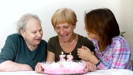 Drei-Generationen-von-Frauen-feiern-den-Geburtstag-Mutter