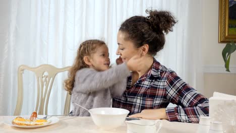 Mujer-y-la-hija-divertirán-durante-el-desayuno