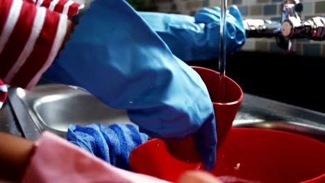 Mother-and-daughter-washing-dishes-in-kitchen-4k