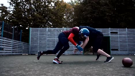 Zwei-behelmte-Fußballspieler