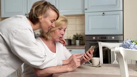 women-look-at-the-smartphone-screen