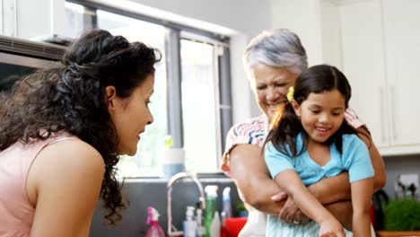 Familia-feliz-interactuando-con-otros-en-cocina-4k