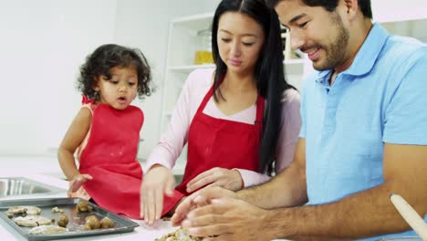 Chino-asiático-padres-pre-escuela-hija-cocina-para-hornear