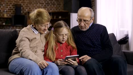 Teen-Mädchen-Unterricht-Großeltern-Touchpad-verwenden