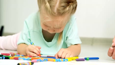 Feliz-joven-madre-e-hija-jugando,-dibujo,-juegos-en-el-teléfono-inteligente-trenza-trenzas,-leer.