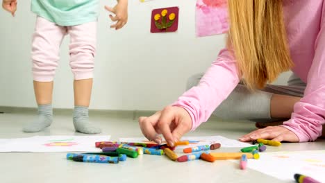 Happy-young-mother-and-daughter-playing,-drawing,-playing-games-on-your-smartphone-braid-braids,-read.