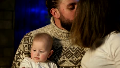 Junge-glückliche-Familie-mit-Kleinkind-Weihnachten-feiern