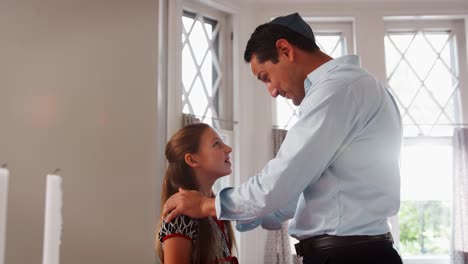 Bendición-a-su-hija-antes-de-comida-del-Shabat-judío