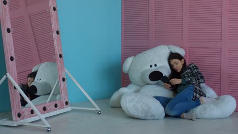 Mujer-embarazada-con-tablet-pc-relajante-en-habitación-de-niño