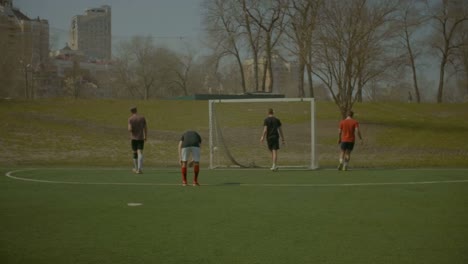 Deportivos-adolescentes-jugando-al-fútbol-en-el-campo-de-deportes