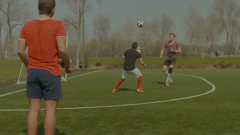 Tirar-la-pelota-hacia-el-terreno-de-juego-del-jugador-del-fútbol