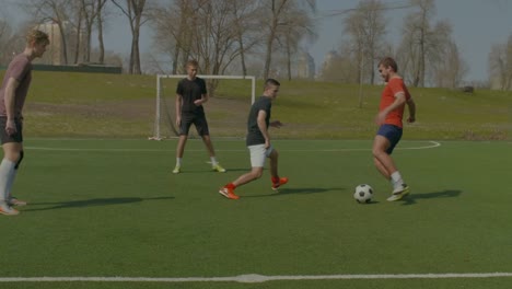 Fußball-Spieler-training-auf-Fußballplatz-im-Frühjahr