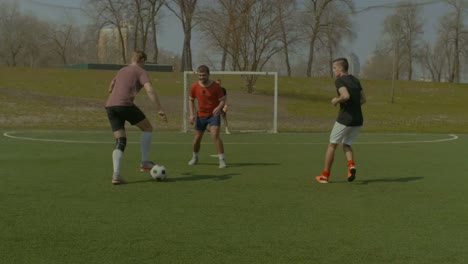 Junge-Fußballer-in-Aktion-am-Sportplatz