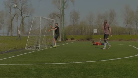 Junge-Fußballer-Eckball-ausführen