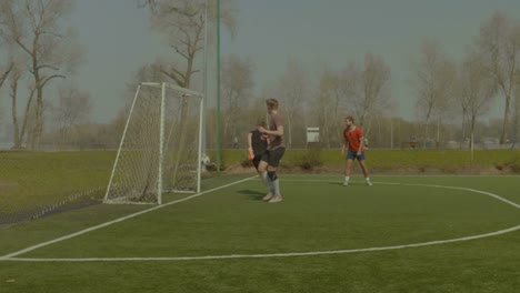 Futbolista-guapo-golpeando-la-pelota-con-la-cabeza