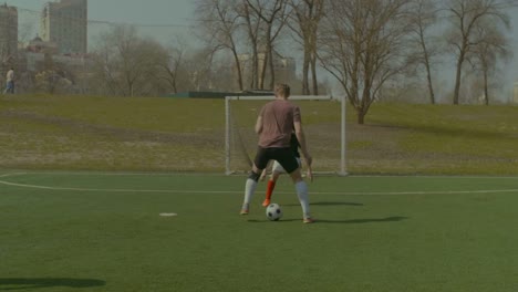 Junge-Fußballer-dribbeln-während-Fußballspiel