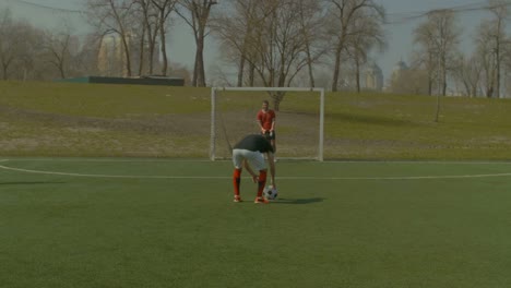 Jugador-de-fútbol-va-de-penalti-durante-el-partido