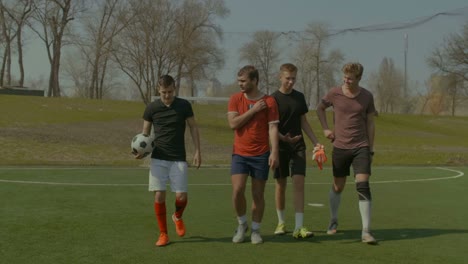 Fußball-Spieler-verlassen-Fußballplatz-nach-Spiel