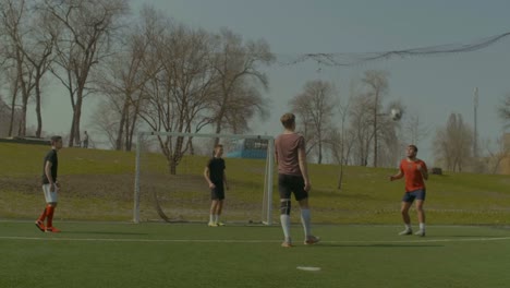 Jugadores-de-fútbol-practicando-fútbol-en-el-campo