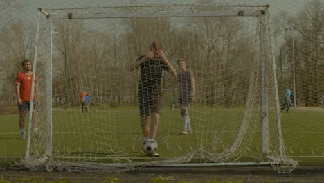 Fußball-Spieler-den-Ball-in-Richtung-nach-Eckball