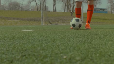 Football-Spieler-treten-Fußball-auf-dem-Feld