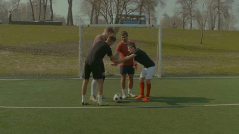 Fußball-Nationalmannschaft,-die-Hand-in-Hand-zusammen-vor-dem-Spiel