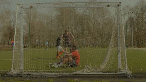 Aufgeregt-Fußballspieler-nach-Tor