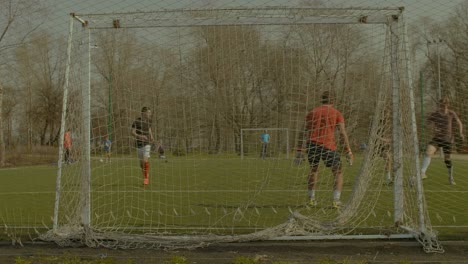 Stürmer-ein-Tor-beim-Fußballtraining