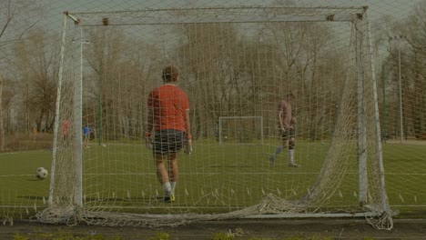 Joven-portero-haciendo-guardar-después-de-penalti