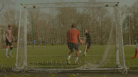 Jugendliche-üben-Fußball-auf-dem-Rasen