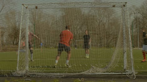 Fußball-Torwart-training-mit-Team-auf-dem-Spielfeld