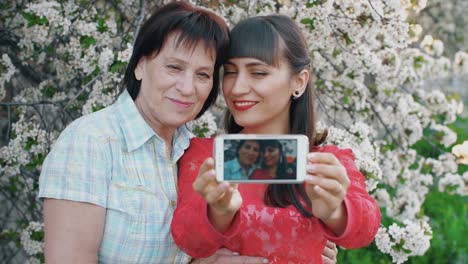 Daughter-her-mother-take-photo