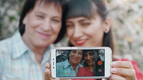 Mother-and-daughter-make-a-photo